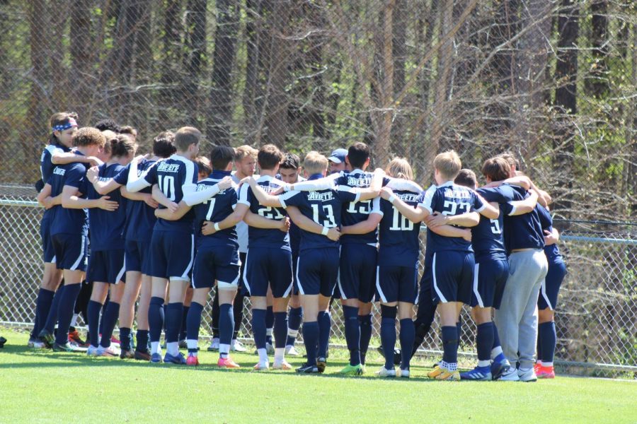 Men´s soccer team huddle before the USA South conference tournament semi-final