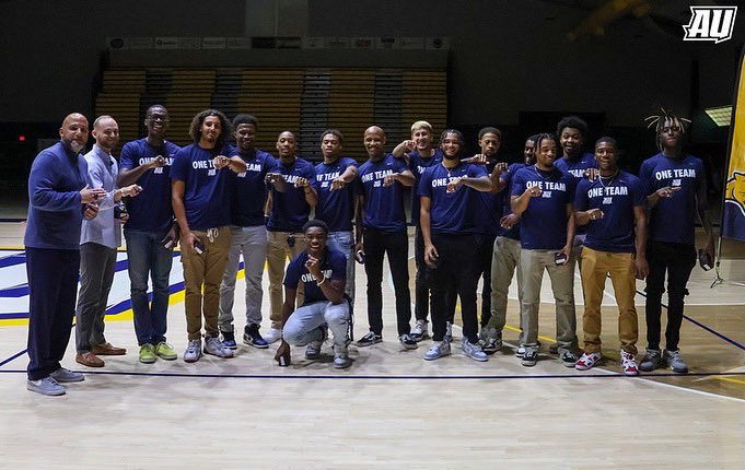 Mens Basketball Receives Championship Rings at Averetts Welcome Back Event