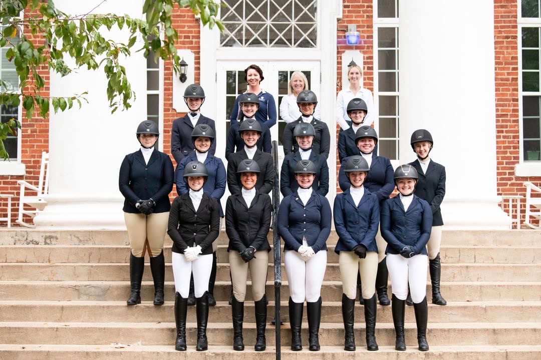 Averett University Equestrian IDA (Intercollegiate Dressage Association) and IHSA (Intercollegiate Horse Show Association) teams posing for a mixed team photo.